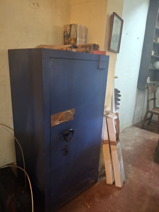 Cofre vertical antigo