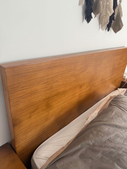 Cama com estrado elevatório + 2 mesinhas de cabeceira