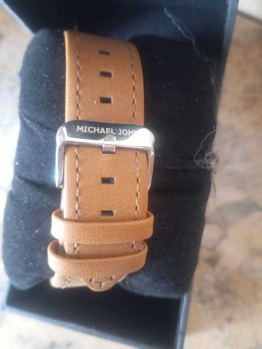 à venda:
relógio da marca MICHAEL JOHN.