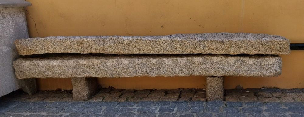 Bancos em pedra sem transporte