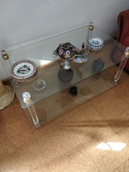 Estante de vidro e uma mesa de centro em vidro