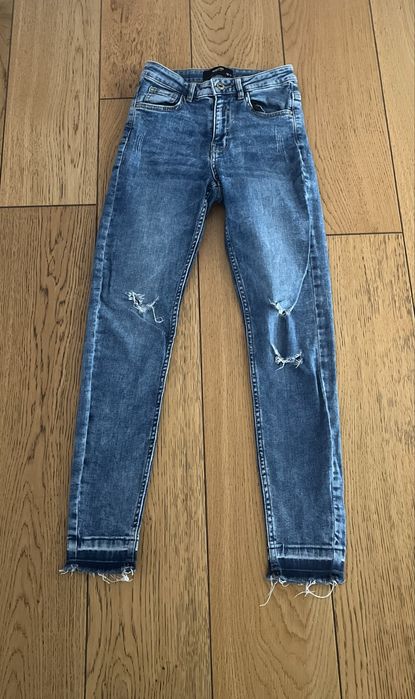 Reserved spodnie jeans z dziurami