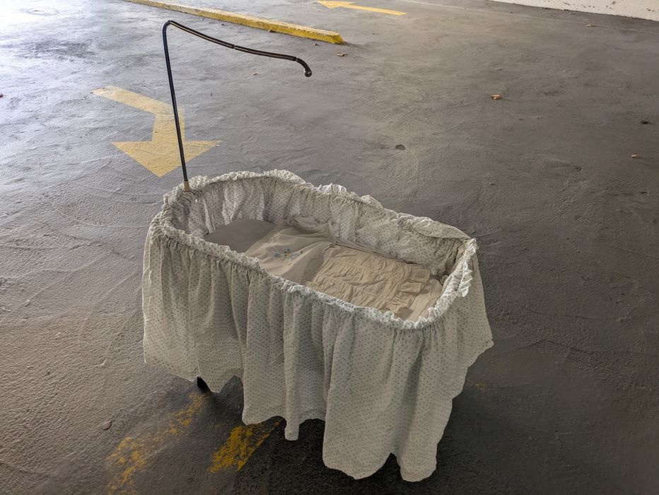 Berço branco com grades