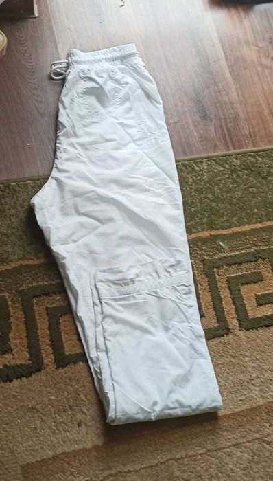 Białe spodnie sportowe. dresy Reebok