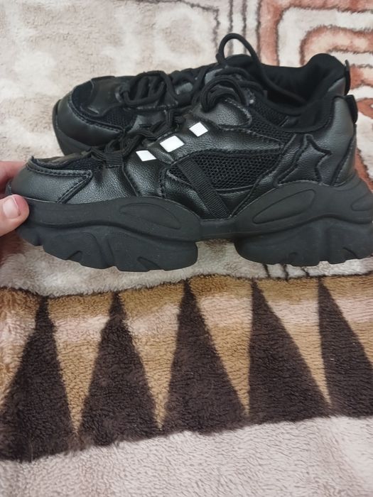 Кросівки 35р дівчина.