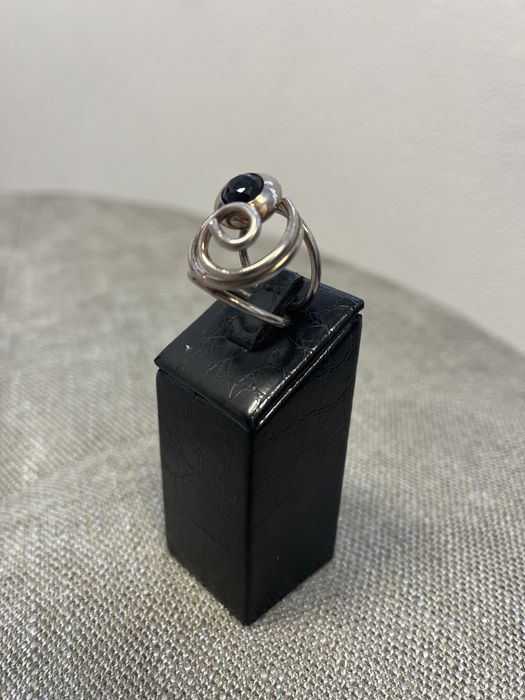 Anel em fio torcido com pedra em onix medida 13