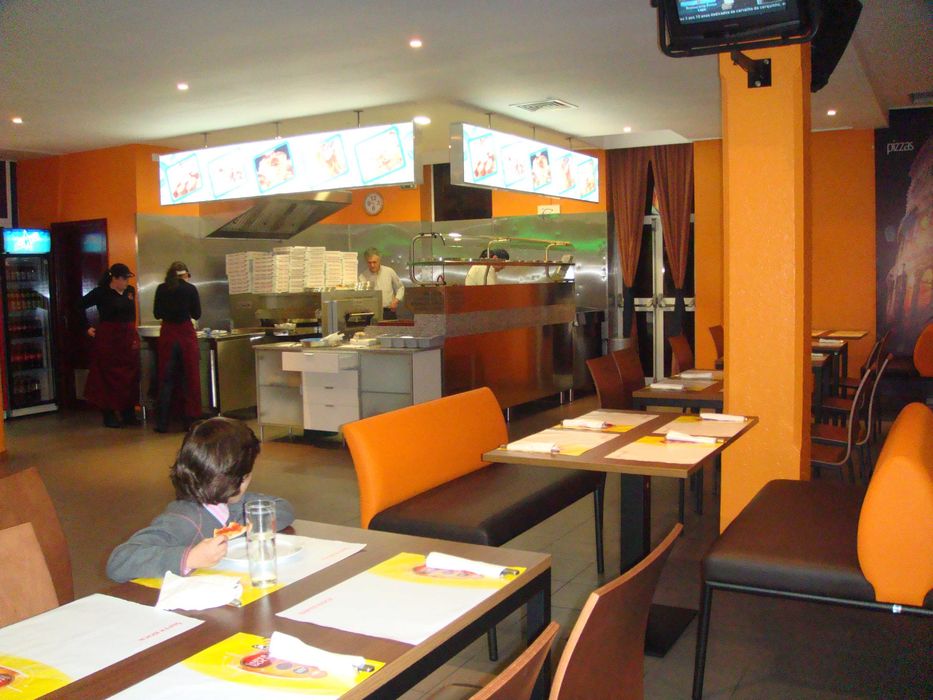 Cadeiras Brancas, Mesas Tampo Imitação de Granito - cadeiras, Mesas e Sofás para Café, Confeitaria, Pizzaria ou Restaurante