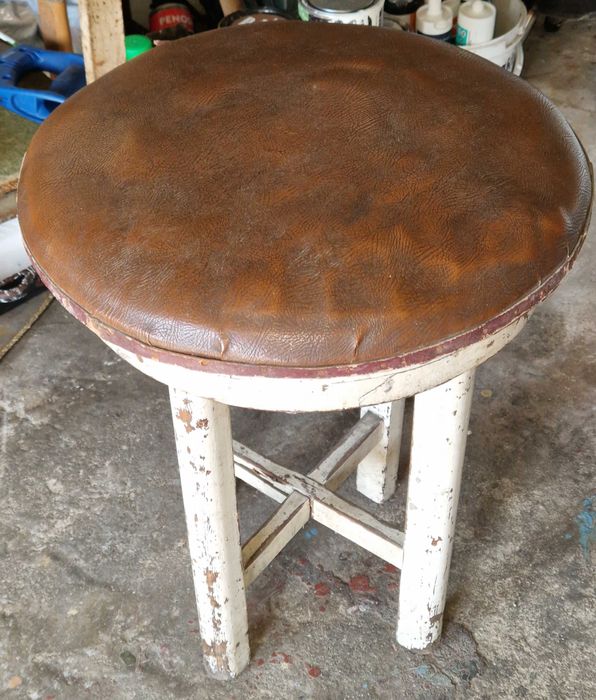 Stary skórzany taboret