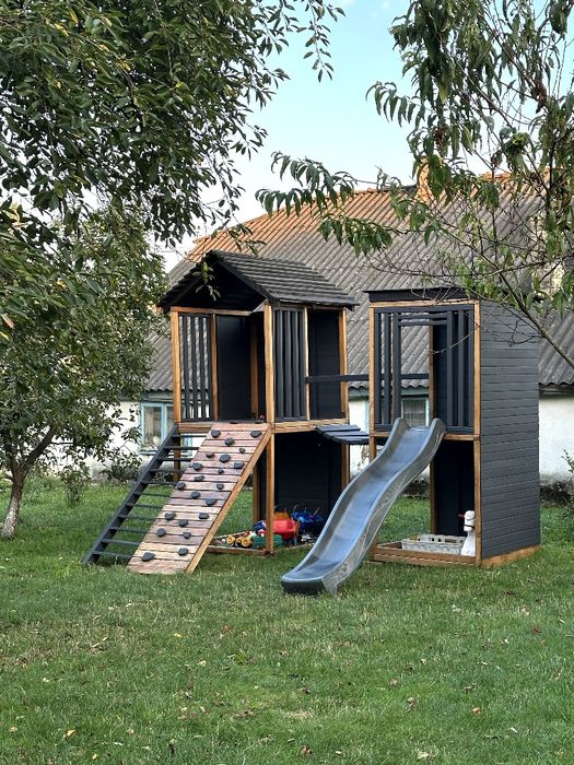 Дитячий будинок з гіркою