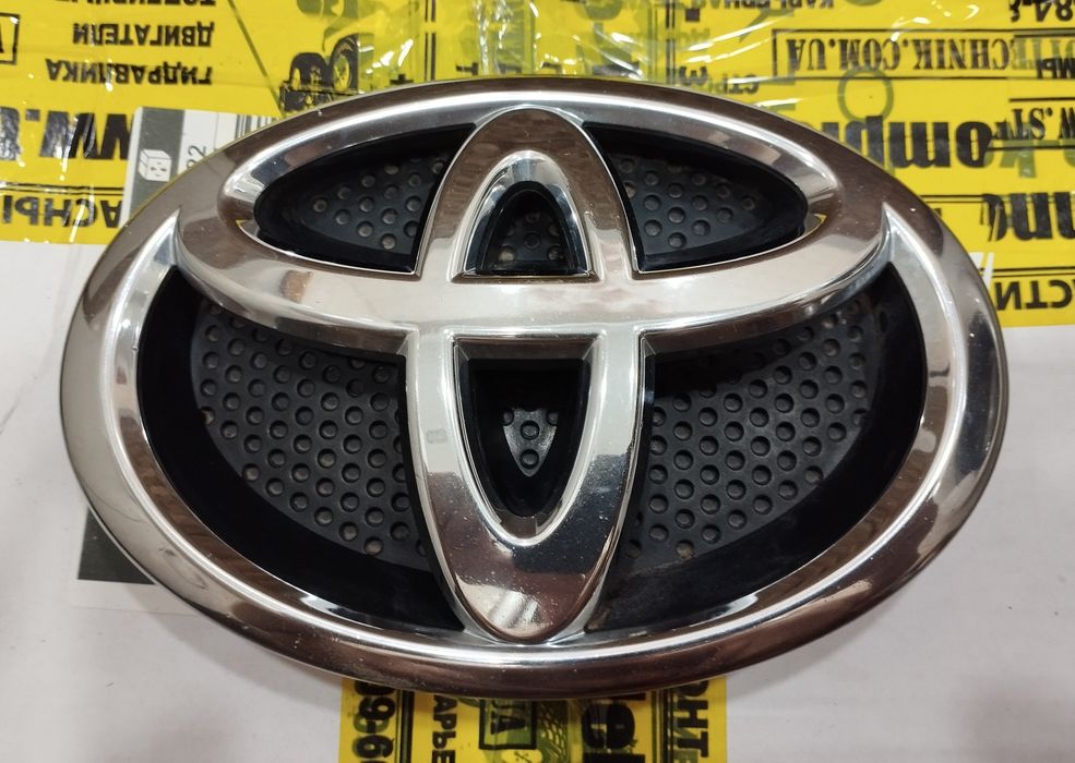 Эмблема переднего бампера Тойота Рав 4 13-15г.в.Оригинал.