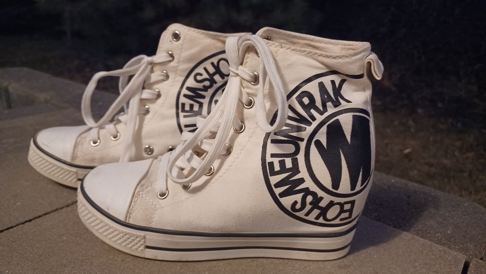 Białe trampki na koturnie – sneakersy damskie w stylu Converse