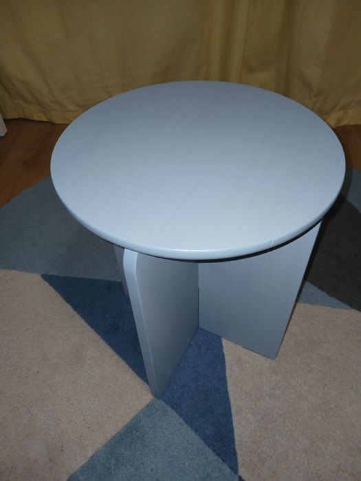 Stolik mały nocny do czytania Jysk Lynge niebieski błękit