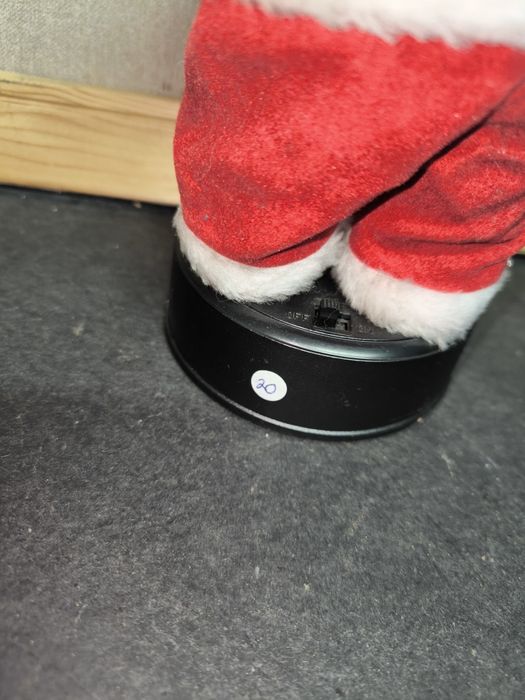 Pai Natal com candeeiro e saco de presentes com música.
Figura decorat
