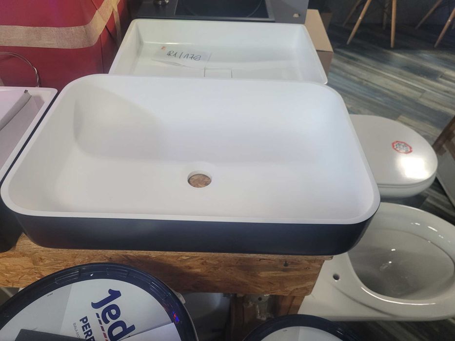 Umywalka nablatowa  z odlewu mineralnego  w czarno/białym  kolorze