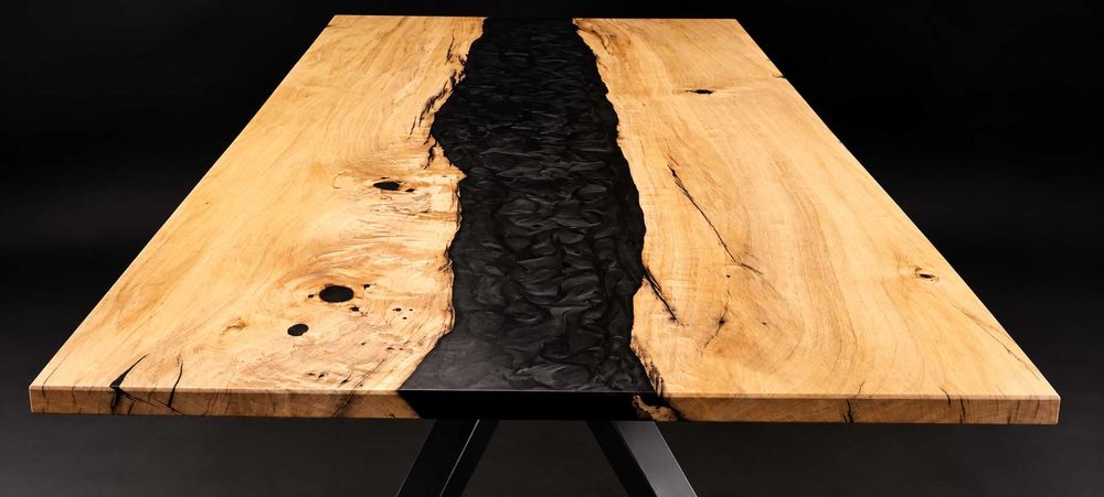 Mesa Artesanal de Madeira e Resina Epóxi de Deep Pour