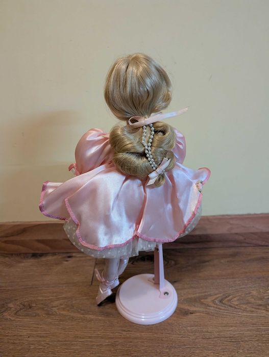 Boneca bailarina em porcelana com suporte