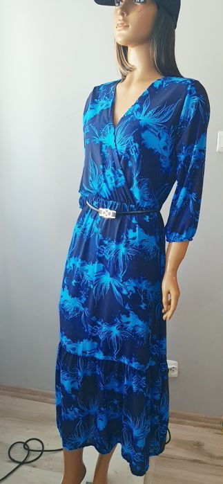 Sukienka niebieska motyw kwiatowy