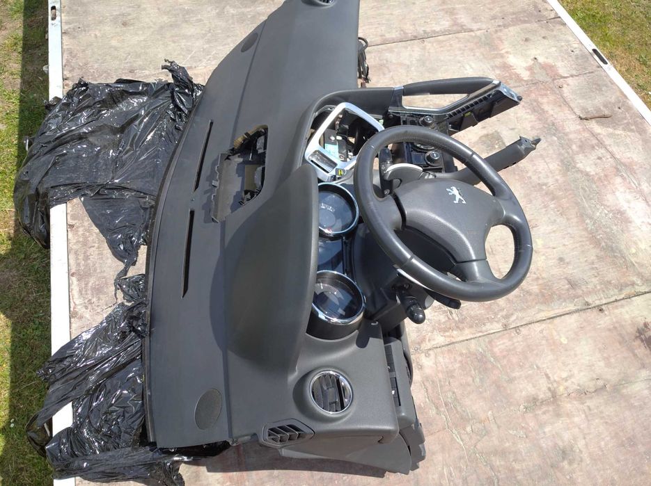 Панель торпедо Пежо 3008