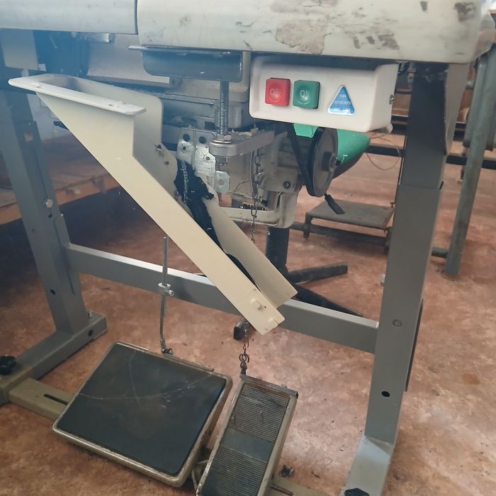 промисловий оверлок Juki серії MO-2400.