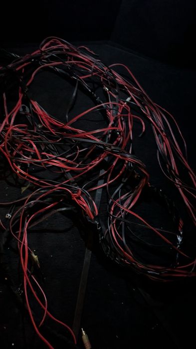 Conjunto de cabos para sistema de som no carro