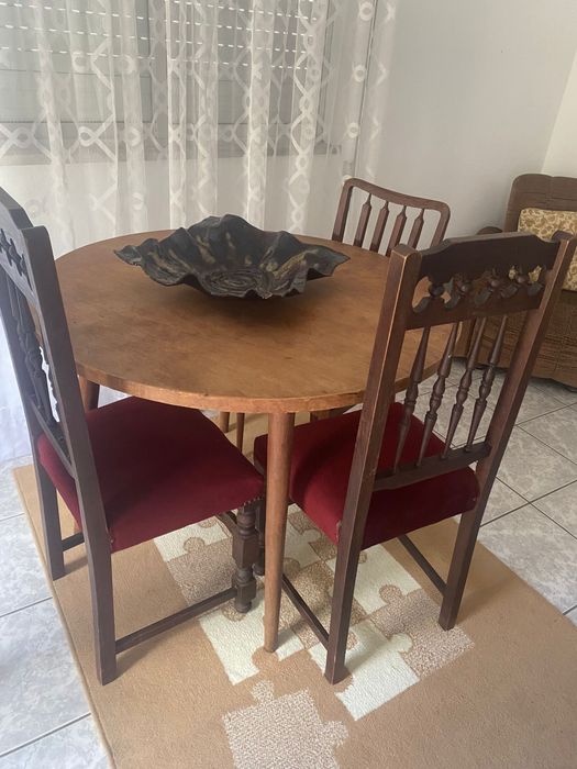 Mesa com 3 cadeiras