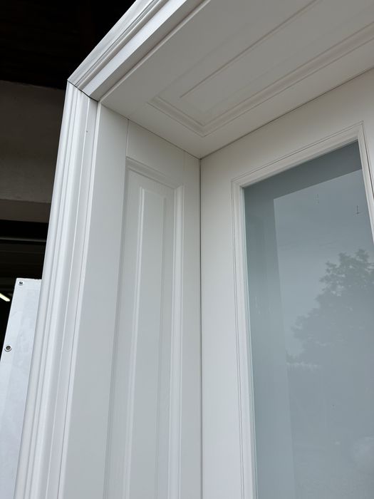 Drzwi drewniane lite sosnowe  białe z ościeżnicą kasetonową ozdobną