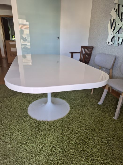 Mesa lacada alto brilho com base tulipa