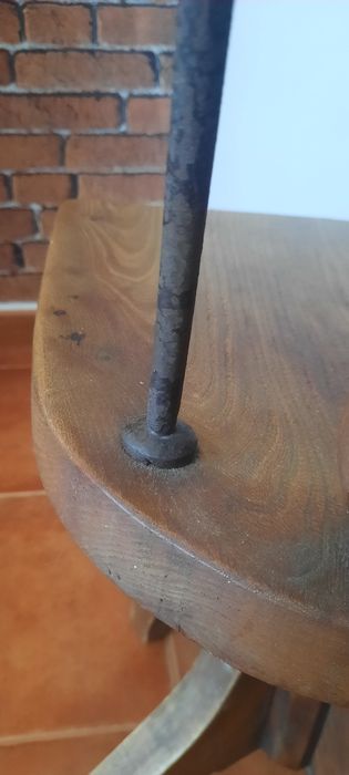 Cadeira antiga de madeira com suporte em ferro