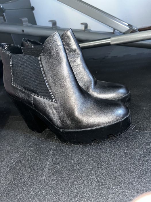 Bota cinza usada uma vez