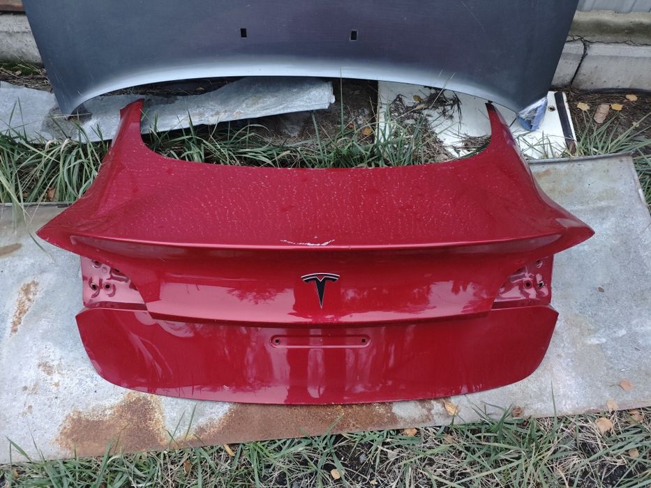 Кришка багажника tesla model 3