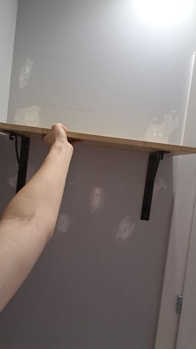 Półka imitacja drewna, uchwyty metalowe czarne