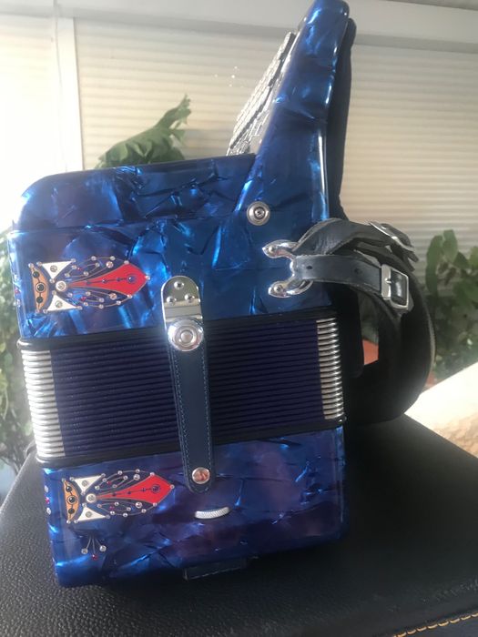 Vendo concertina semi nova em FA LA RE