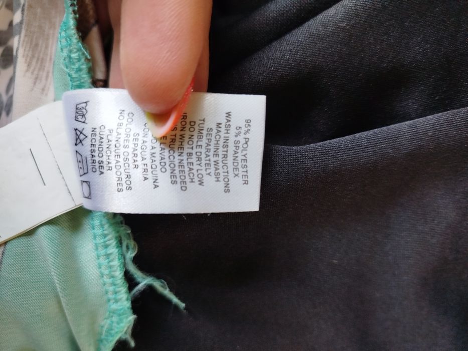 Obcisła sukienka mini z rozcięciami na plecach