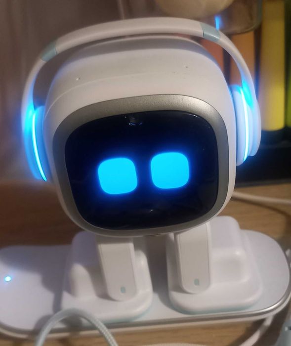 Living.AI EMO, biurkowy zwierzak z AI