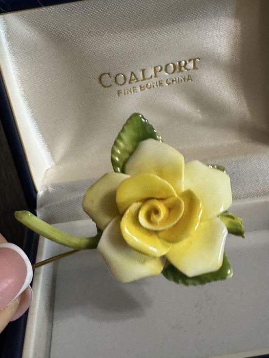 Гарна вінтажна брошка з трояндою coalport в коробочці