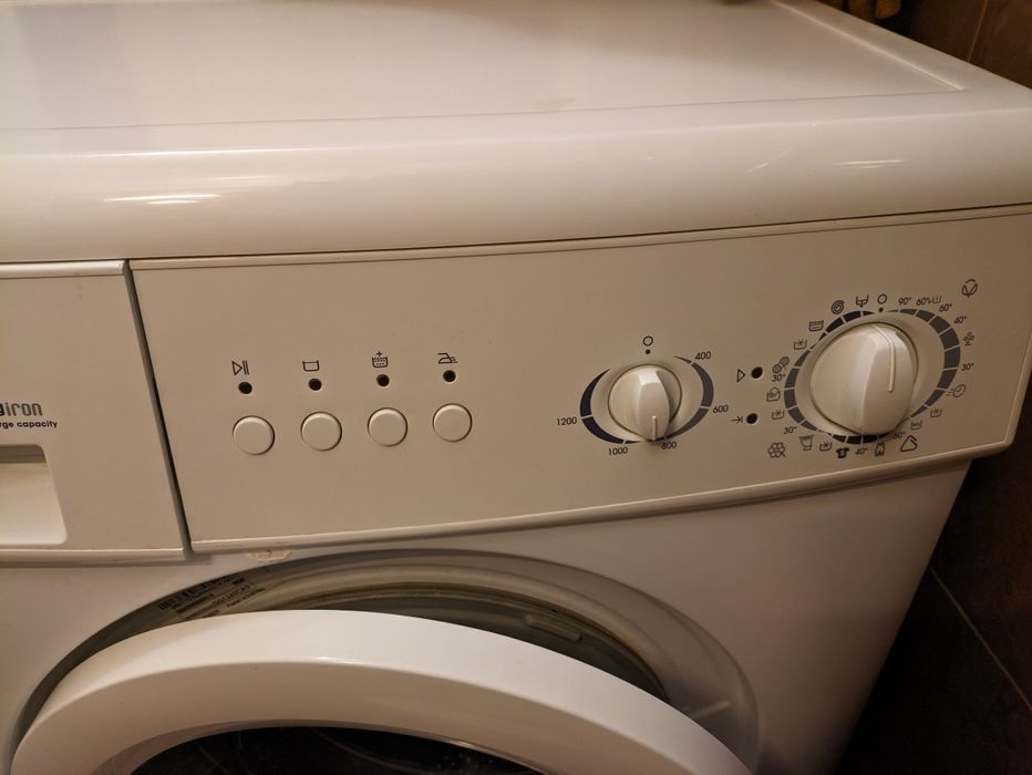 Продам стиральную машину Zanussi ZWS2125W