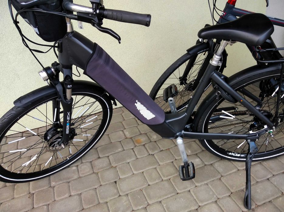 Dwa elektryczne rowery trekingowe