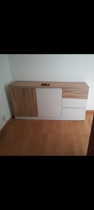 Móvel aparador com portas e gavetas