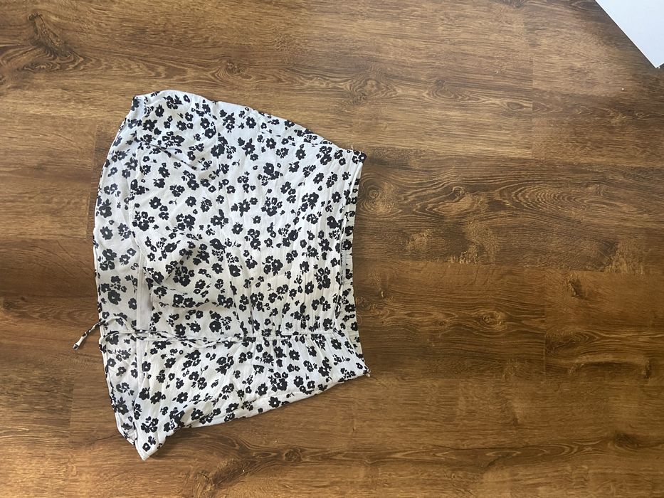 Biała spódniczka w kwiaty Bershka M lato