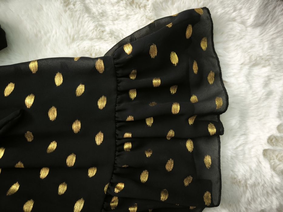 Vestido preto e dourado festivo