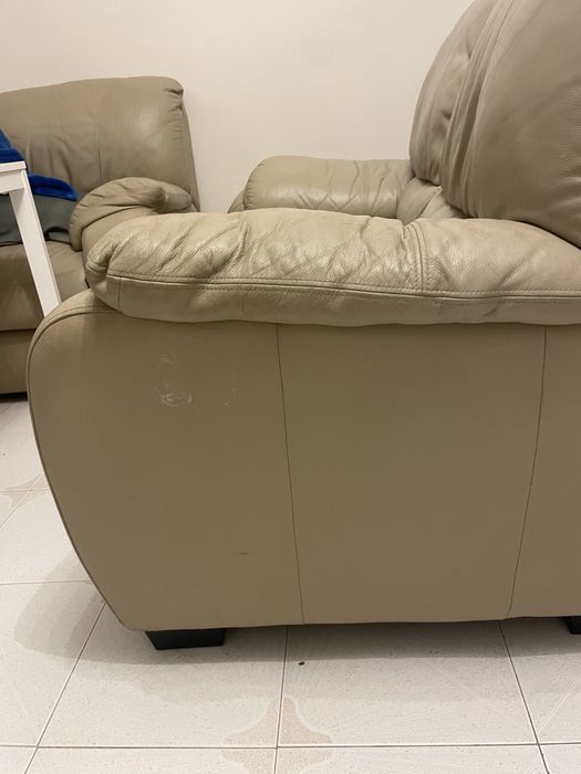 Sofá de dois lugares e poltrona da chateau d’ ax