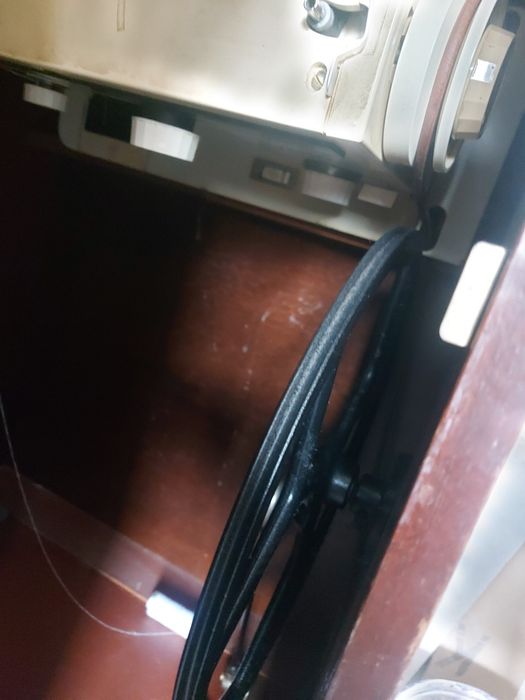 Швейная машинка Veritas ножная в рабочем состоянии.