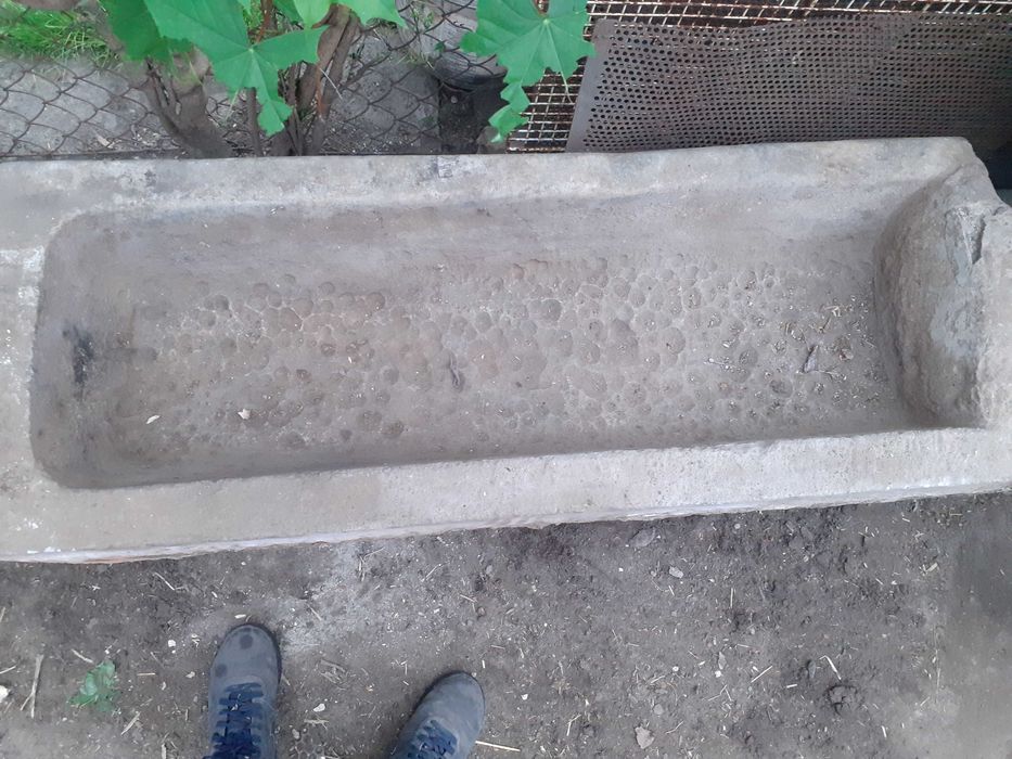 Koryta kamienne z litego kamienia