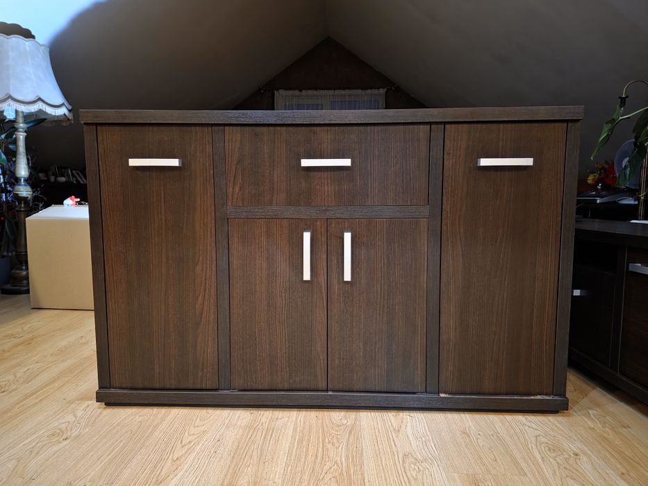 Zestaw solidnych mebli