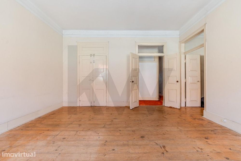 Apartamento de carácter para reabilitação na Calçada de Santana, Lisbo