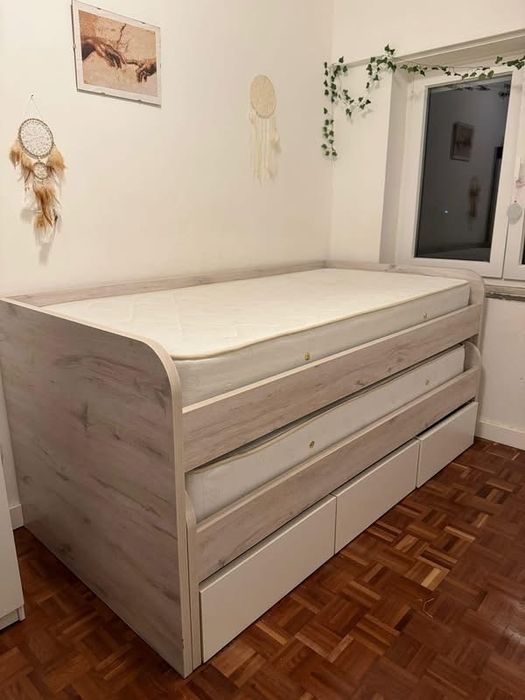 2 camas com 2 colchoes e 3 gavetoes grandes