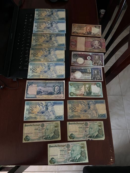 Moedas e notas variadas.