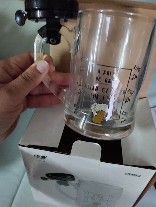 Caneca de cerveja com buzina