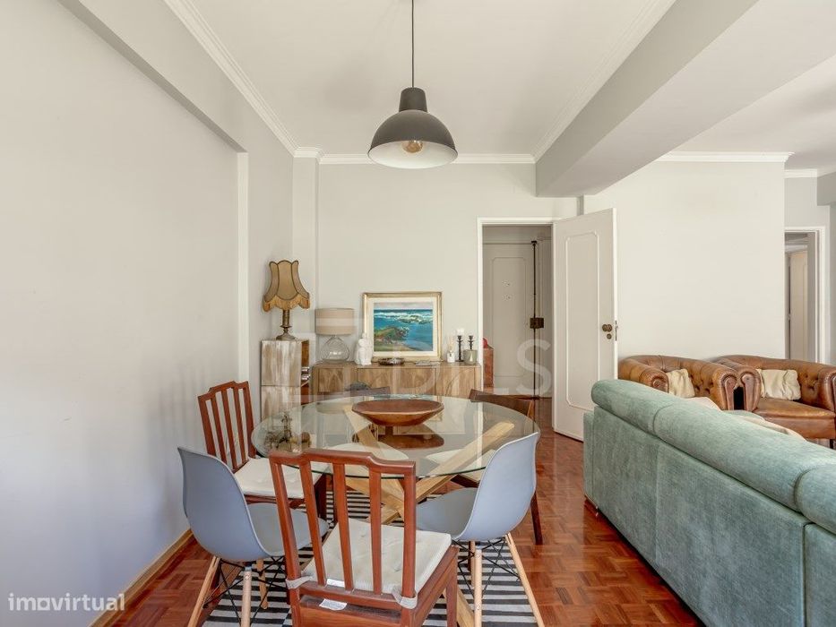 Apartamento T2 com varanda e elevador, em Oeiras.