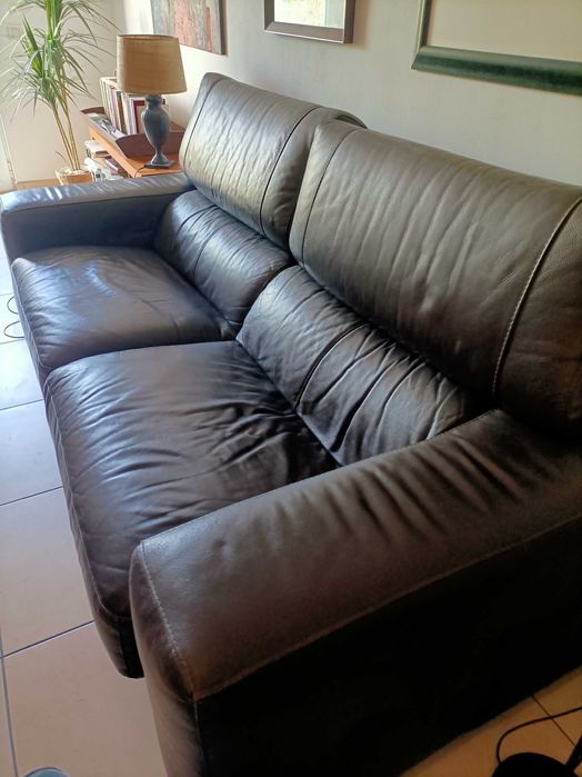 Sofá de pele com algum uso